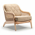 Eenvoudige fauteuil van hout met zachte beige kussens en handgeweven rugleuning